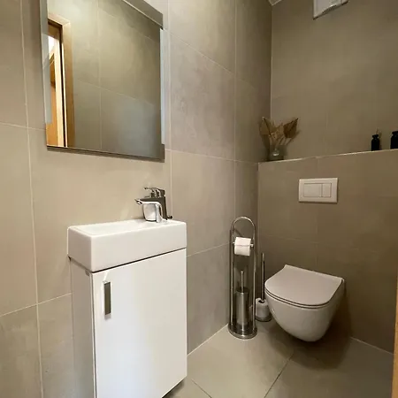 V Iii Veziach S Vyhladom, Pri Stadione A S Garazou Zadarmo Apartmán *