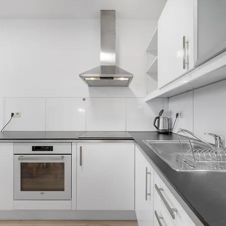 V Iii Veziach S Vyhladom, Pri Stadione A S Garazou Zadarmo Apartmán