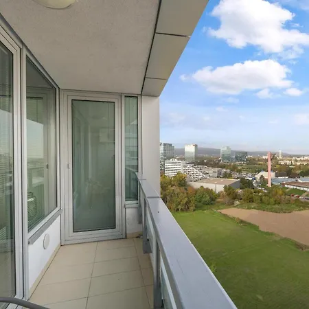 V Iii Veziach S Vyhladom, Pri Stadione A S Garazou Zadarmo Apartmán Bratislava