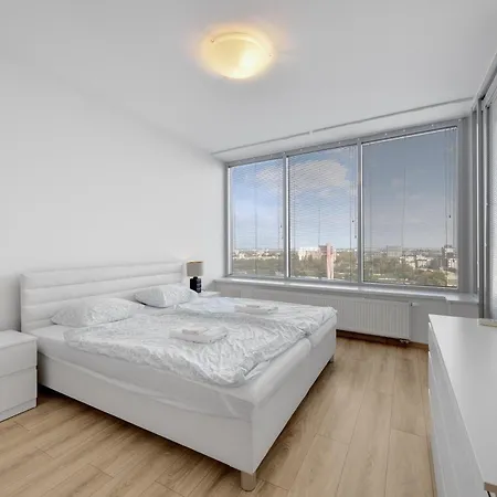 V Iii Veziach S Vyhladom, Pri Stadione A S Garazou Zadarmo Pressburg